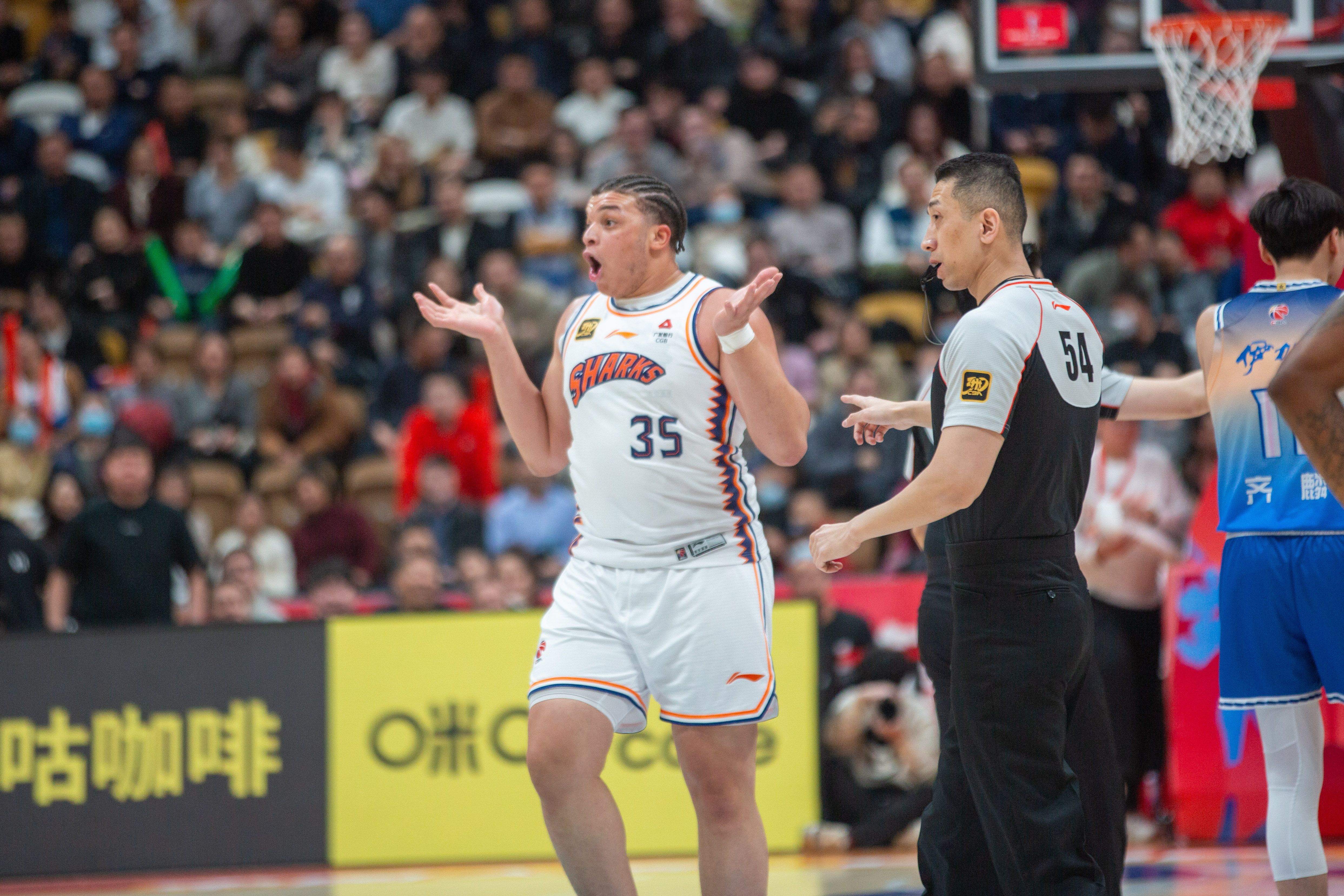 爱游戏APP关于赛后突围战来临;上海久事围绕CBA常规赛更衣室发声;底气十足;高层口径保持一致的信息